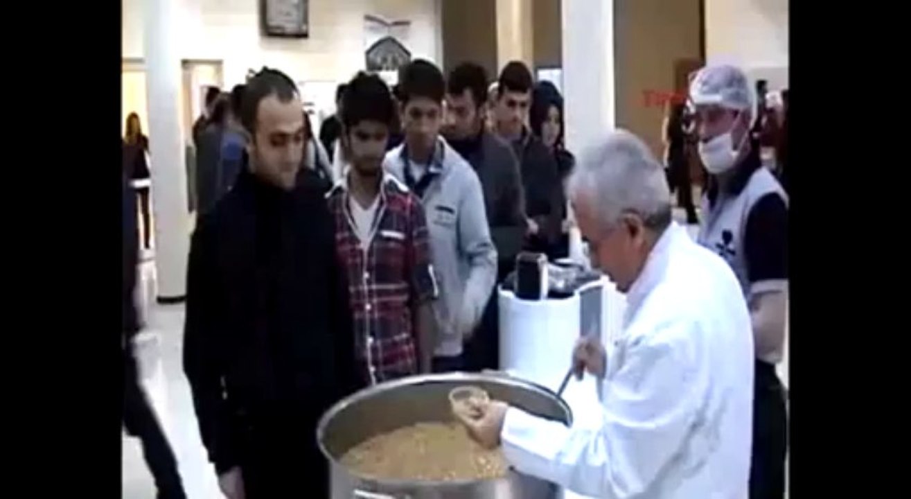 Rektör aşure dağıttı
