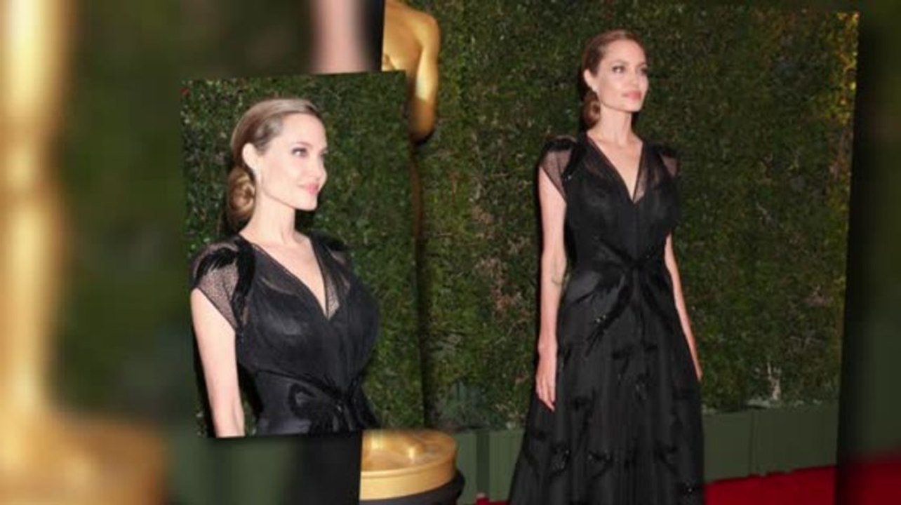 Angelina Jolie strahlt als ihr ein Wohltätigkeitspreis verliehen wurde