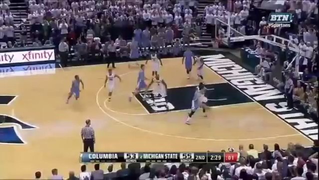 Des supporters de basket piègent l'équipe adverse avec un faux décompte