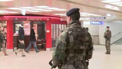 Shooter on the run in Paris after newspaper attack