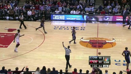 Jeff Adrien bloque le dunk de Taj Gibson