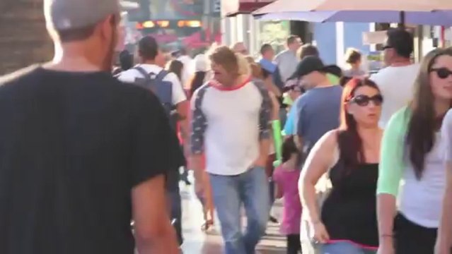 Être poignardé en public (Caméra Cachée)