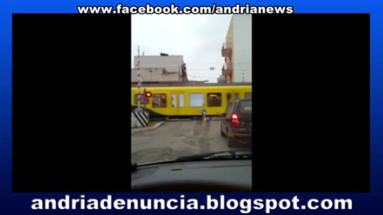 Andria, il treno che passa con il passaggio a livello aperto in via Ospedaletto