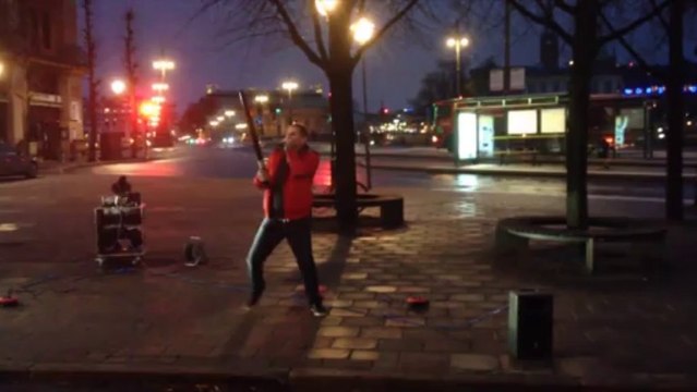 Il réveille les joueurs portugais en musique de bon matin !