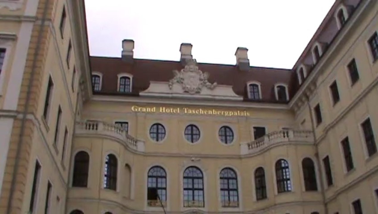 Dresden Luxushotel Taschenbergpalais Kempinski von aussen Dresden Sachsen Staedtereise Luxushotel Semperoper Onlinebuchung im Reisebüro Fella Hammelburg @ http://vip-reisen.de Tel. 09732-2600 Email info@fella.de ab 18.30 Uhr und am Wochenende unter 0171-2