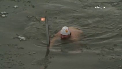 Olimpiyat meşalesiyle buzlu suda yüzdüler
