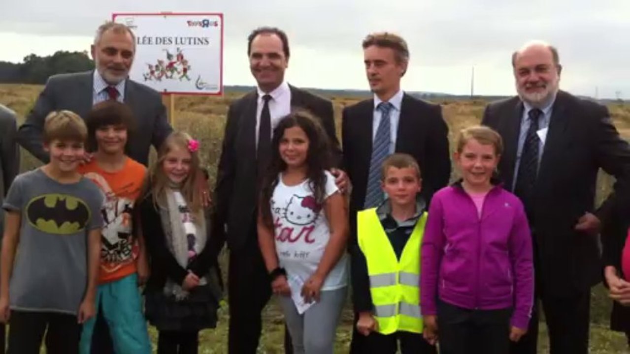 La pose de la première pierre du futur siège social Toys"R"Us France