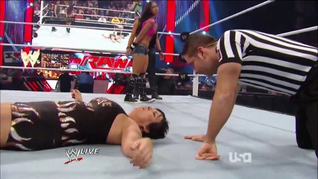 WWE RAW 2013.11.18 DIVAS MUSICAL CHAIRS AJ Lee vs. Vickie Guerrero