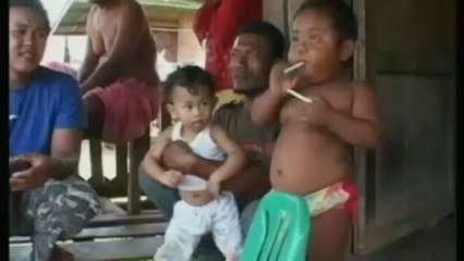 Vido Accro  la cigarette  2 ans Aldi Rizal est aujourdhui dpendant  la nourriture - Actu_0_68