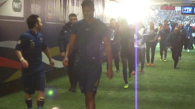 La joie des Bleus dans le couloir menant au vestiaire.