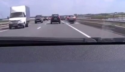 Doubler une voiture par la droite. FAIL!