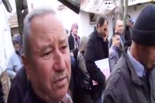 Kepçeyle define aradılar