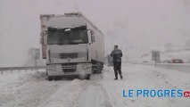 Loire : les chutes de neige paralysent la RN82 à hauteur de Neulise