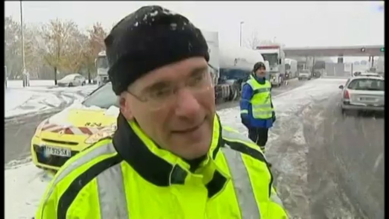 Une partie de l'Auvergne et de la région Rhône-Alpes paralysée par la neige