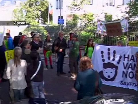 12 активистов с судна «Гринпис» отпустят под залог