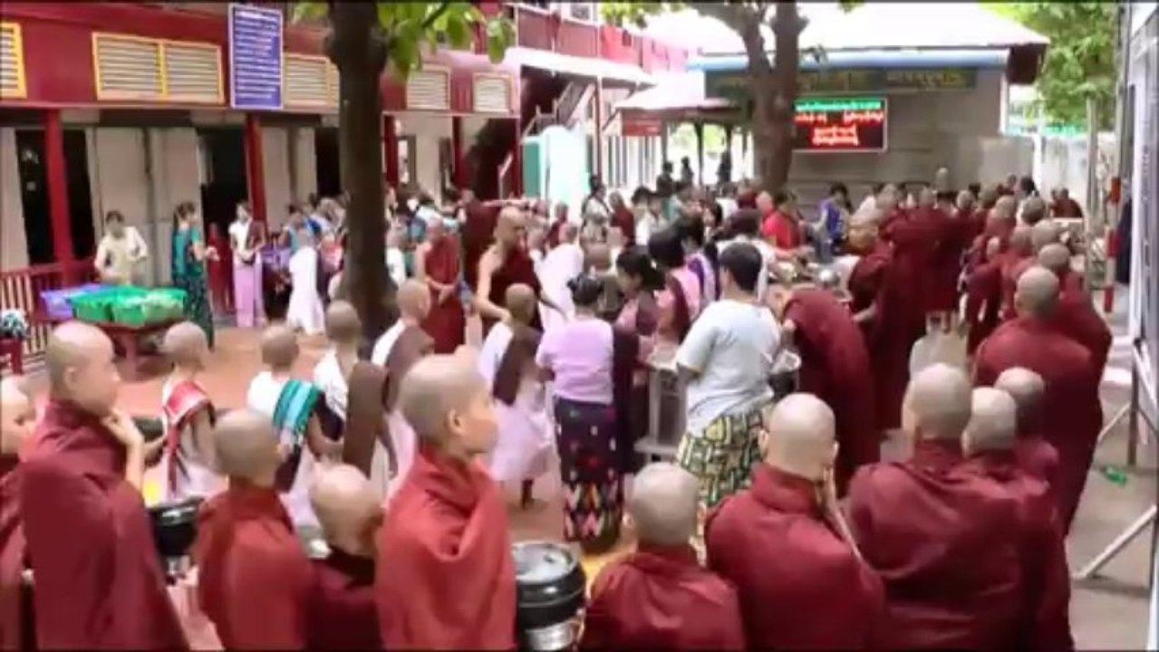 déjeuner des moines à Amarapura - Birmanie