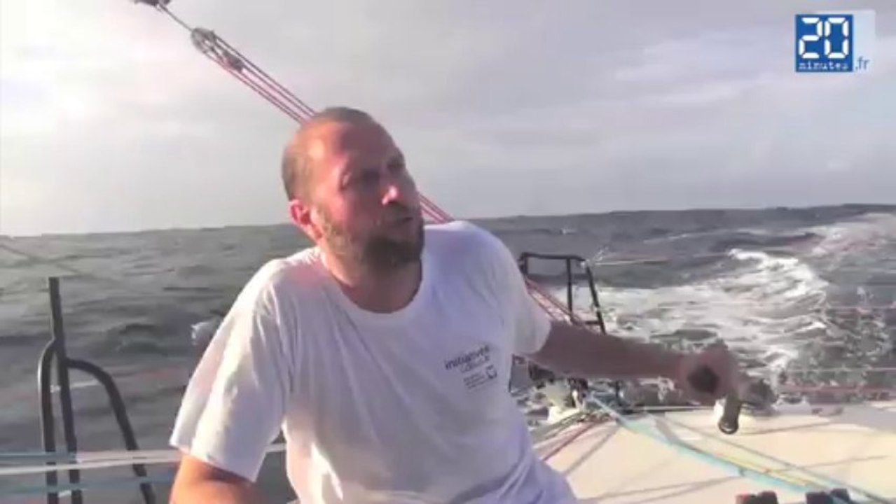 François Damiens dort avec son gilet de sauvetage sur la Transat Jacques-Vabre
