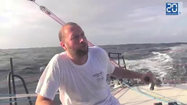 François Damiens dort avec son gilet de sauvetage sur la Transat Jacques-Vabre