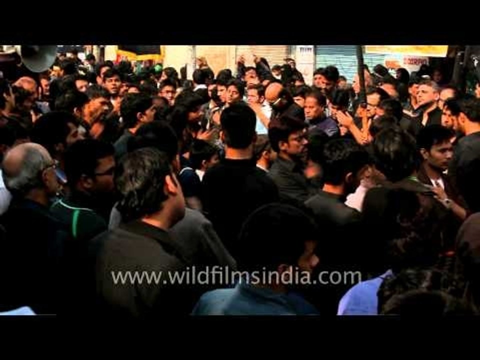 Shia muslims start their procession from Shia Jama Masjid