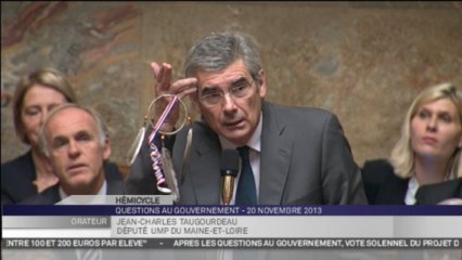 Le député Taugourdeau brandit un "attrape-rêve" dans l'hémiycle destiné à Jean-Marc Ayrault