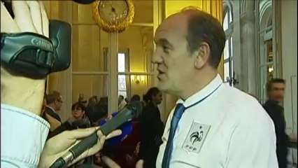 Trois députés honorent leur pari après la qualification des Bleus