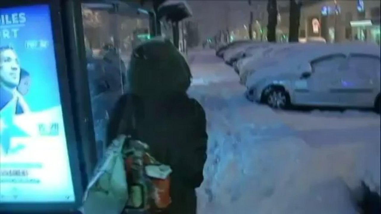 Saint-Etienne sous les premières neiges abondantes fonctionne au ralenti