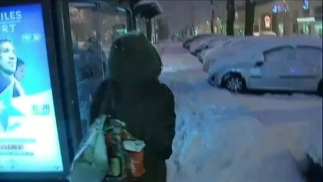 Saint-Etienne sous les premières neiges abondantes fonctionne au ralenti