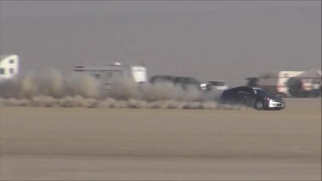 Il perd le contrôle de sa voiture et se crashe à plus de 300km/h