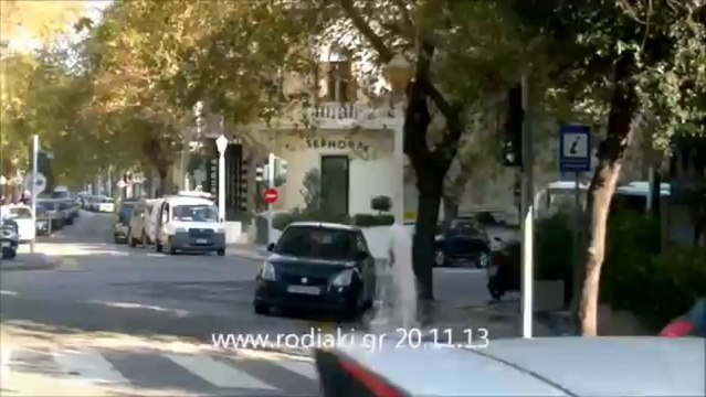Προσπάθησε να παρκάρει, ξήλωσε τον πυροσβεστικό κρουνό και πλημμύρισε το κέντρο της Ρόδου