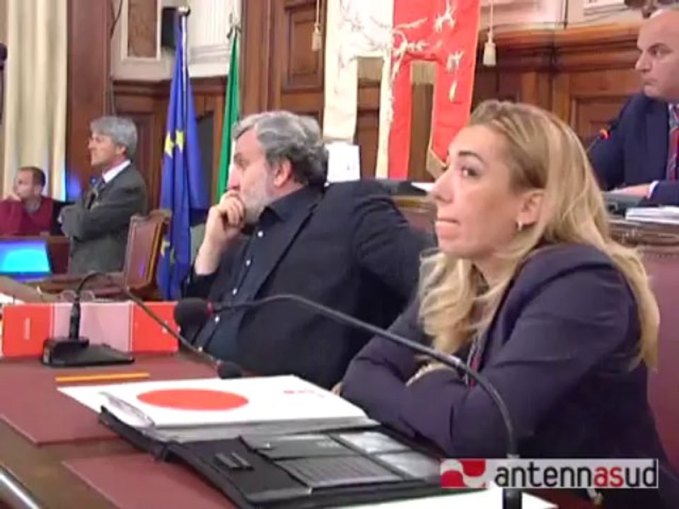 20.11.13 Bari,  al consiglio comunale manca il numero legale. Bilancio rinviato tra le polemiche.