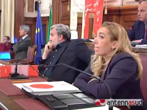 20.11.13 Bari, al consiglio comunale manca il numero legale. Bilancio rinviato tra le polemiche.