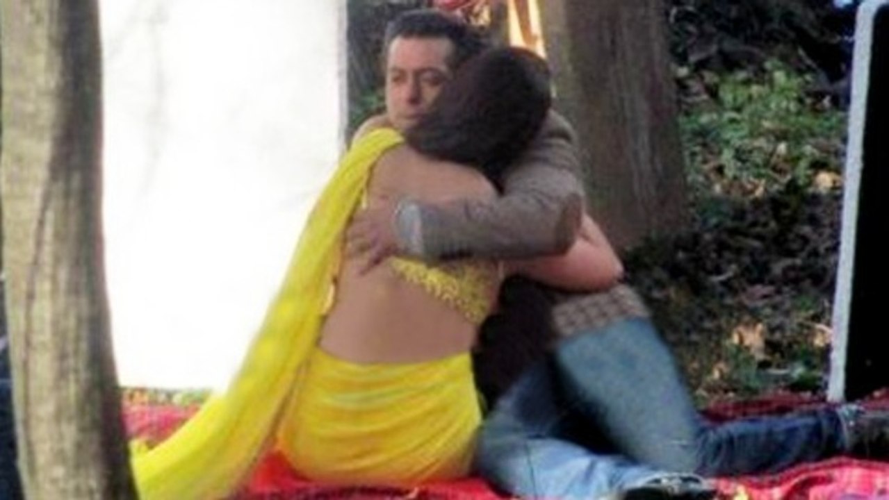 Salman Khan's Hug With Daisy Shah and Bicycle Ride - Jai Ho Exclusive Pictures