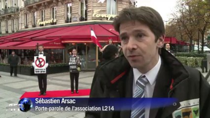 Action de militants anti foie gras devant le Fouquet's à Paris