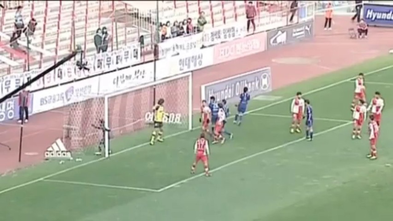 Santos Jr fa vedere come si sbaglia un gol sotto porta