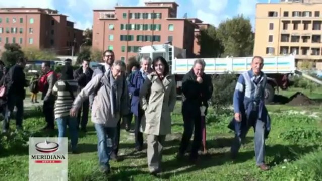 Parco Garbatella, bambini e rifugiati piantano nuovi alberi contro il degrado