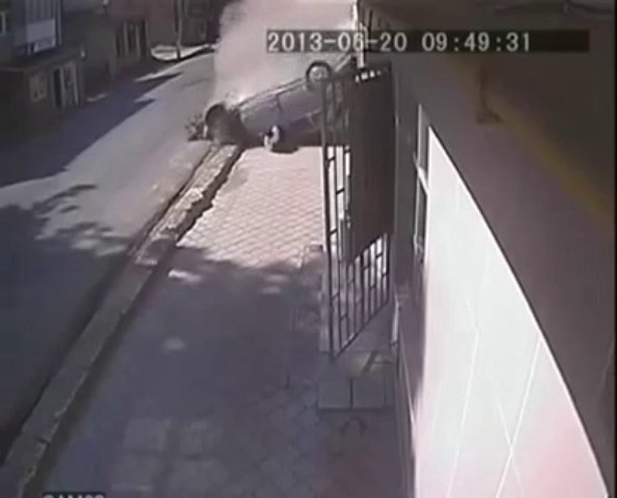 Walkers almost killed by a Car. Violent Crash