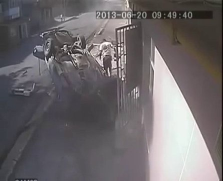 Des Piétons passent à 2 doigts de la Mort. Accident de voiture!