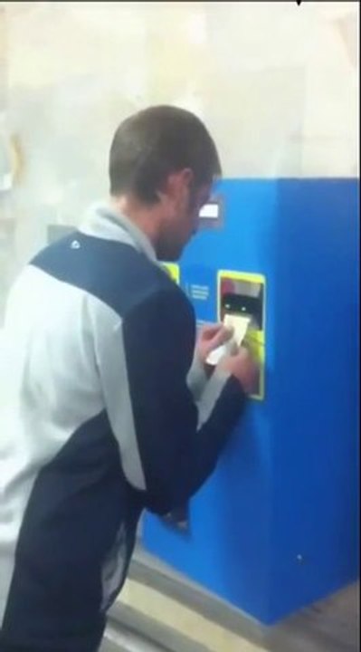 Gars bourré essaie de payer son parking. Pas mal!