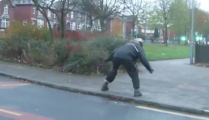 Gars bourré traverse la route. Attention au trottoir!!