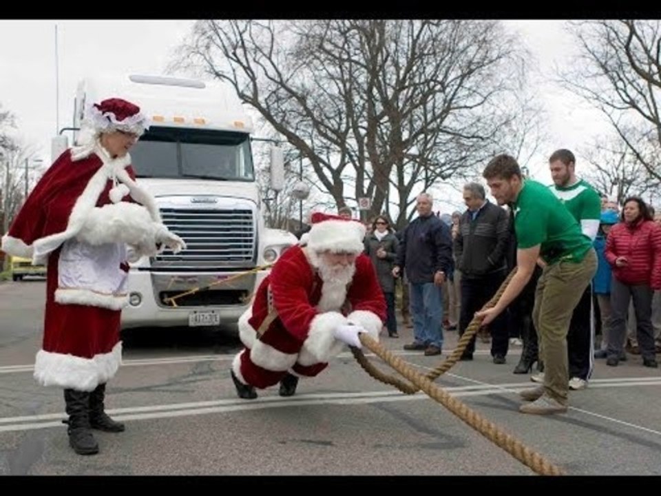 Strongman Santa Claus Pulls World's Heaviest Sleigh in Canada