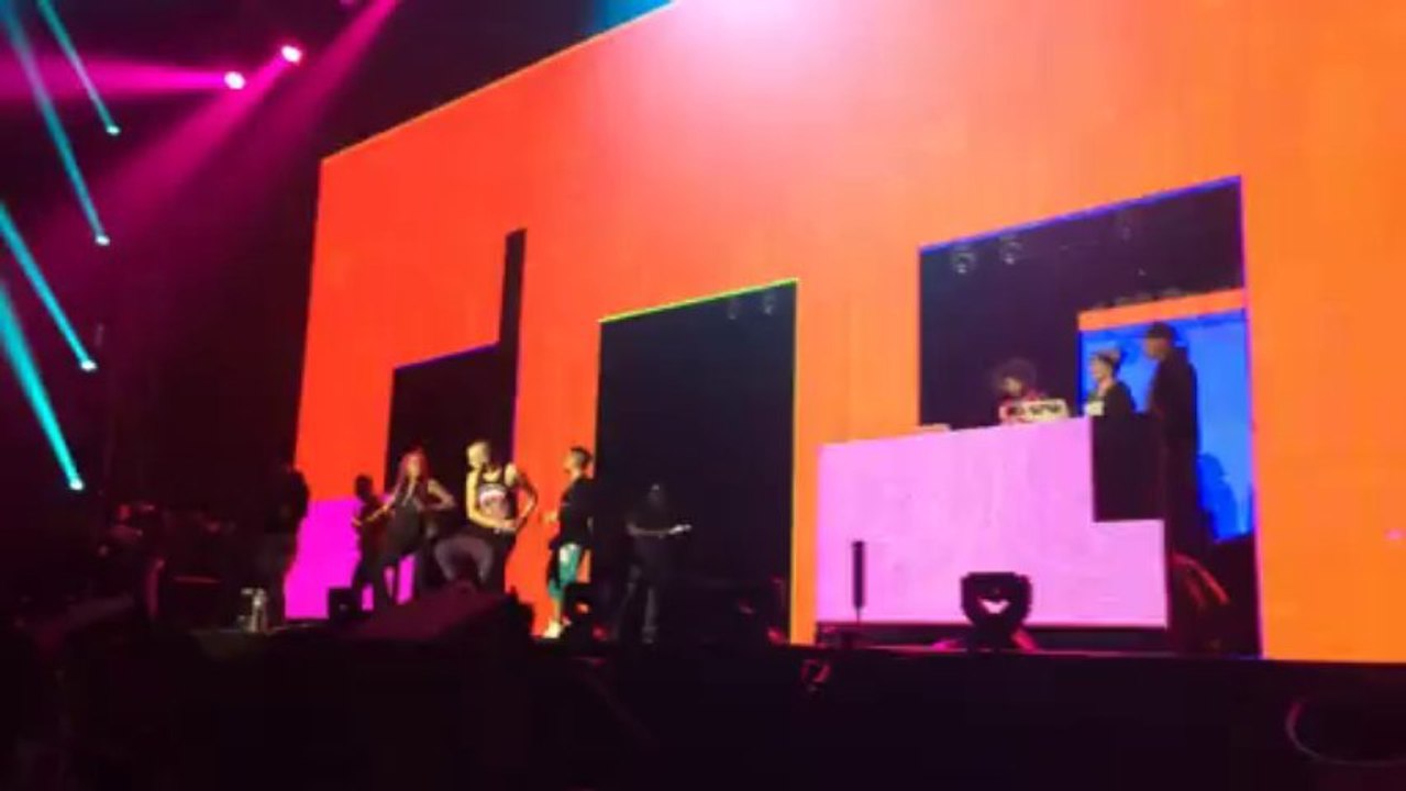 Redfoo ambiance la scène de Starfloor durant les répets