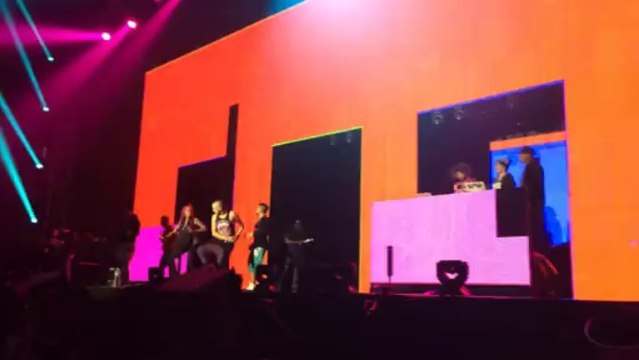 Redfoo ambiance la scène de Starfloor durant les répets