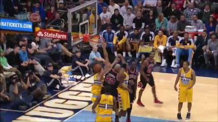 Taj Gibson prend le rebond offensif et dunke avec rage sur la tête de Timofey Mozgov