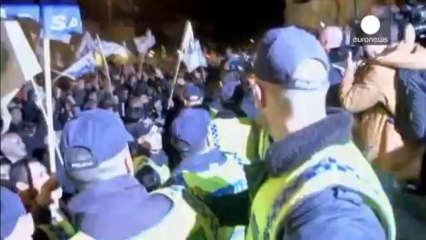 Download Video: Policías portugueses invaden las escaleras del Parlamento en protesta contra los recortes