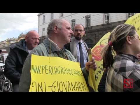 Napoli - Amnistia, sit-in dei Radicali davanti al carcere di Poggioreale (21.11.13)