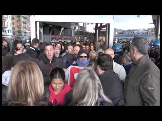 下载视频: Napoli - Disoccupati occupano la stazione centrale (21.11.13)