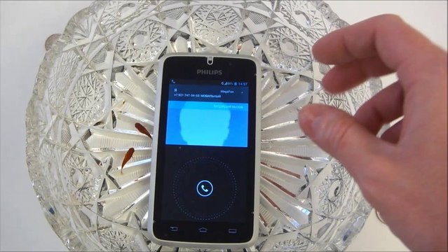 Philips Xenium W8500 - демонстрация работы и небольшое купание