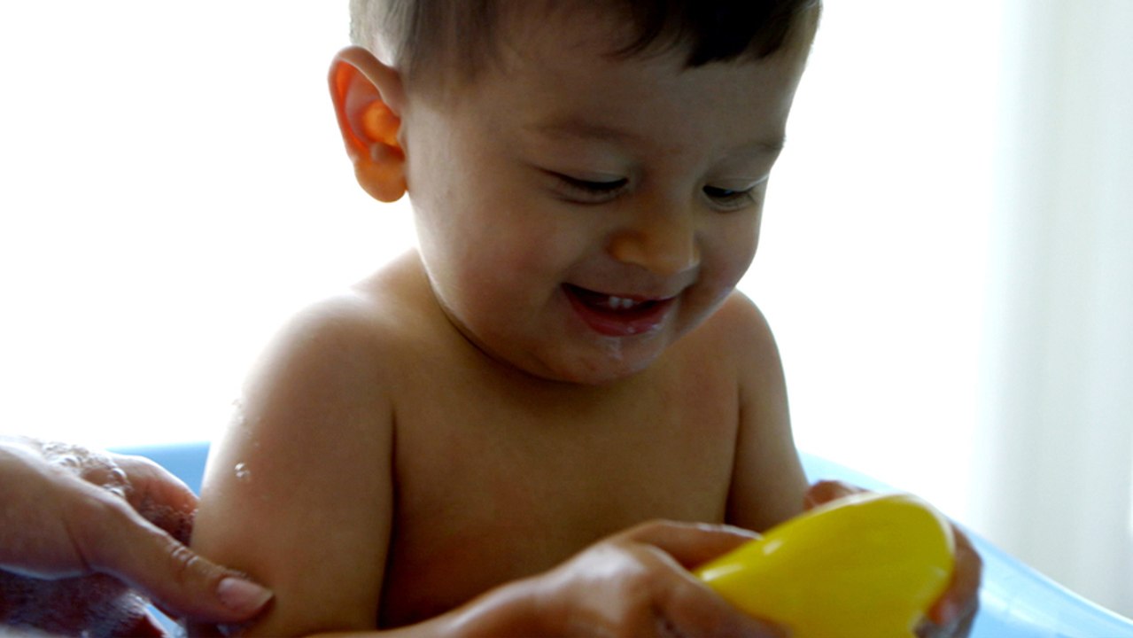 Wie oft soll ich mein Baby baden und wann?