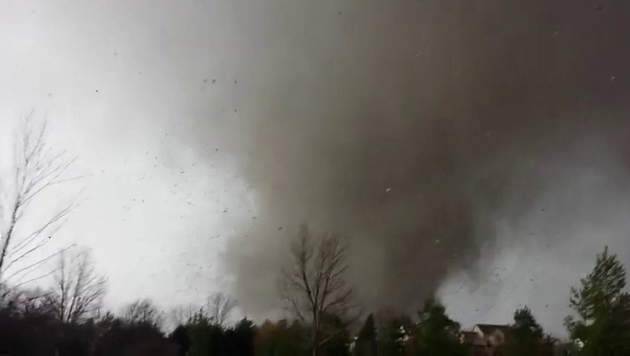 Tornades Dévastatrice - Un père et son fils voient en direct leur maison se faire avaler par les vents!