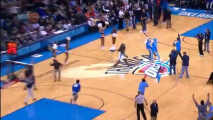 Un fan de l'équipe de Basket-Ball "Thunder" marque un panier du milieu de terrain et gagne $20,000!